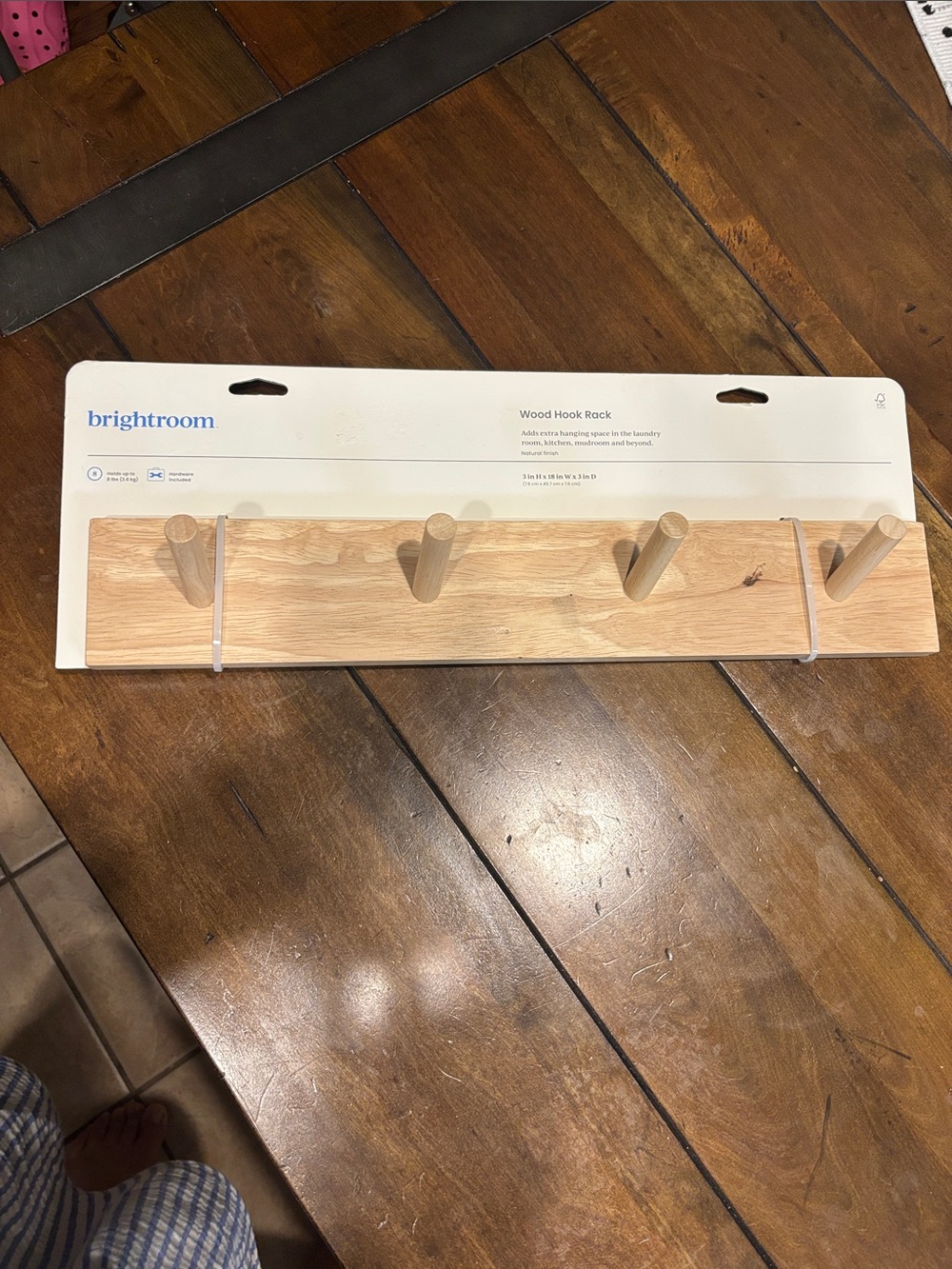 Perchero de Target marca Brightroom , acabado madera natural